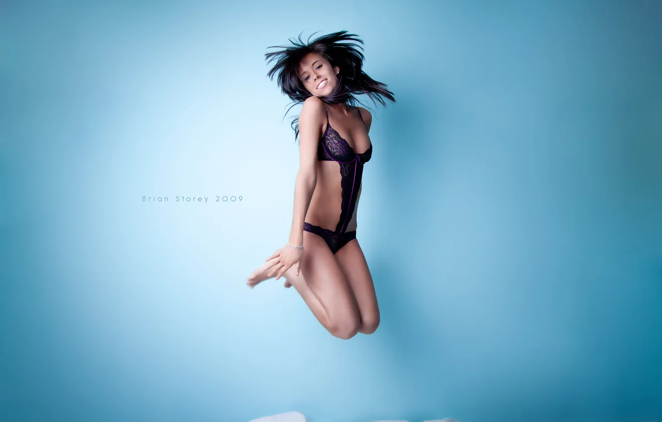 Фото обои грудь, девушка, улыбка, прыжок, фотограф, girl, Brian Storey