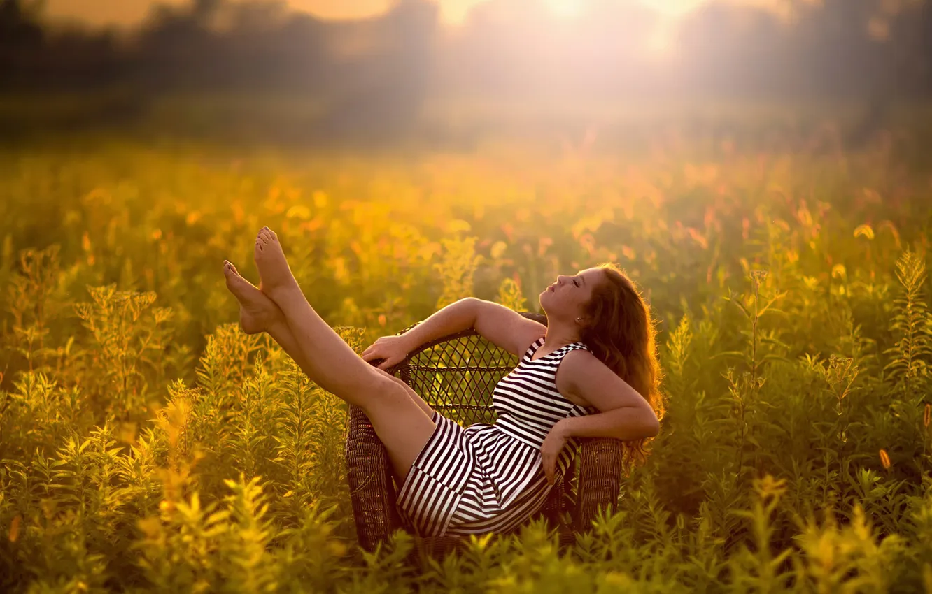 Фото обои поле, лето, девушка, солнце, кресло, Relax