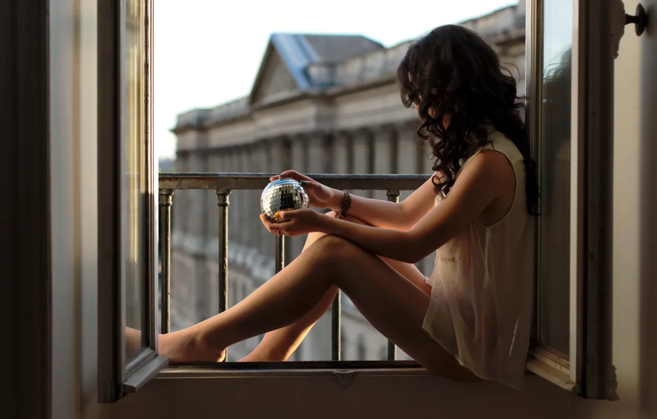 Фото обои девушка, шар, окно, Alexiane