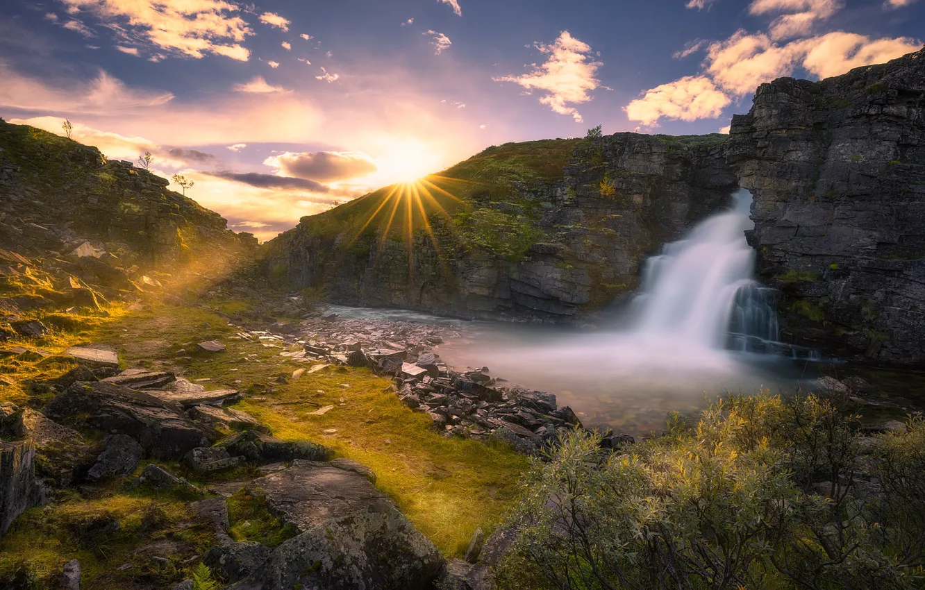 Фото обои небо, облака, камни, скалы, водопад, Норвегия, лучи солнца, кусты