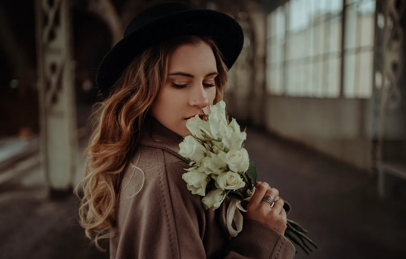 Фото обои девушка, цветы, лицо, букет, шляпка, длинные волосы, белые розы, Альбина Пономарева