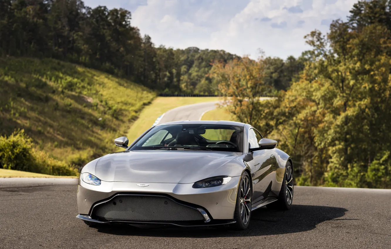 Фото обои лес, небо, асфальт, Aston Martin, растительность, купе, Vantage, 2018