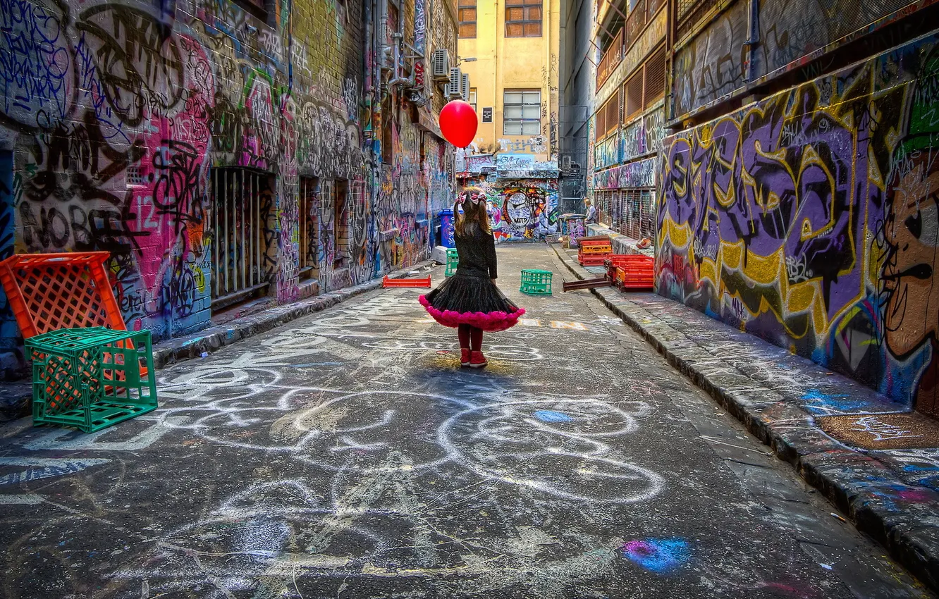 Фото обои город, настроение, улица, шар, девочка