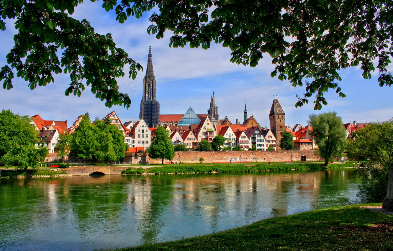 Фото обои зелень, небо, облака, деревья, город, река, Германия, Бавария