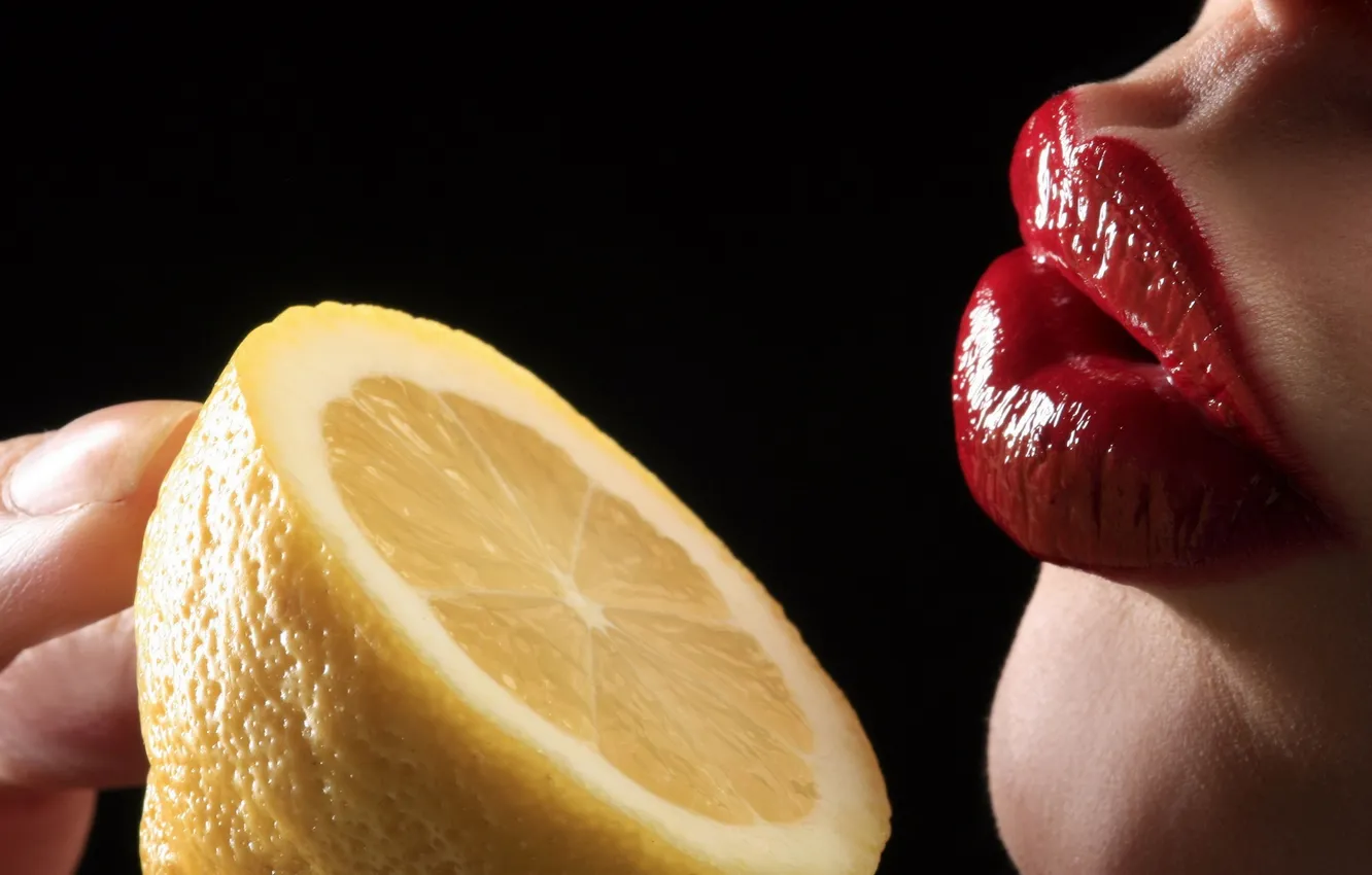 Фото обои жёлтый, лимон, губы, пальцы, чёрный фон, подбородок, lips, красная помада
