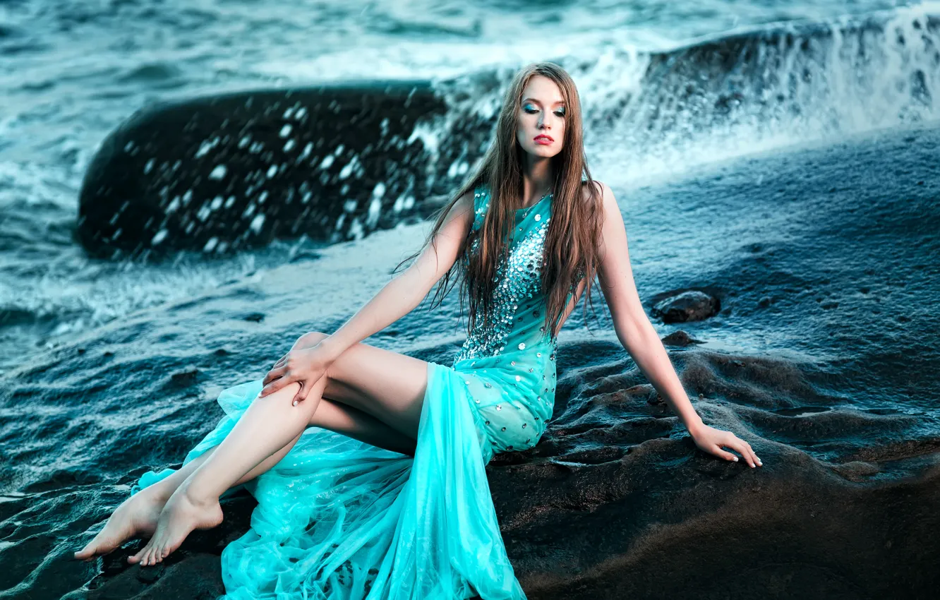 Фото обои море, волны, девушка, берег, платье, красивые ножки