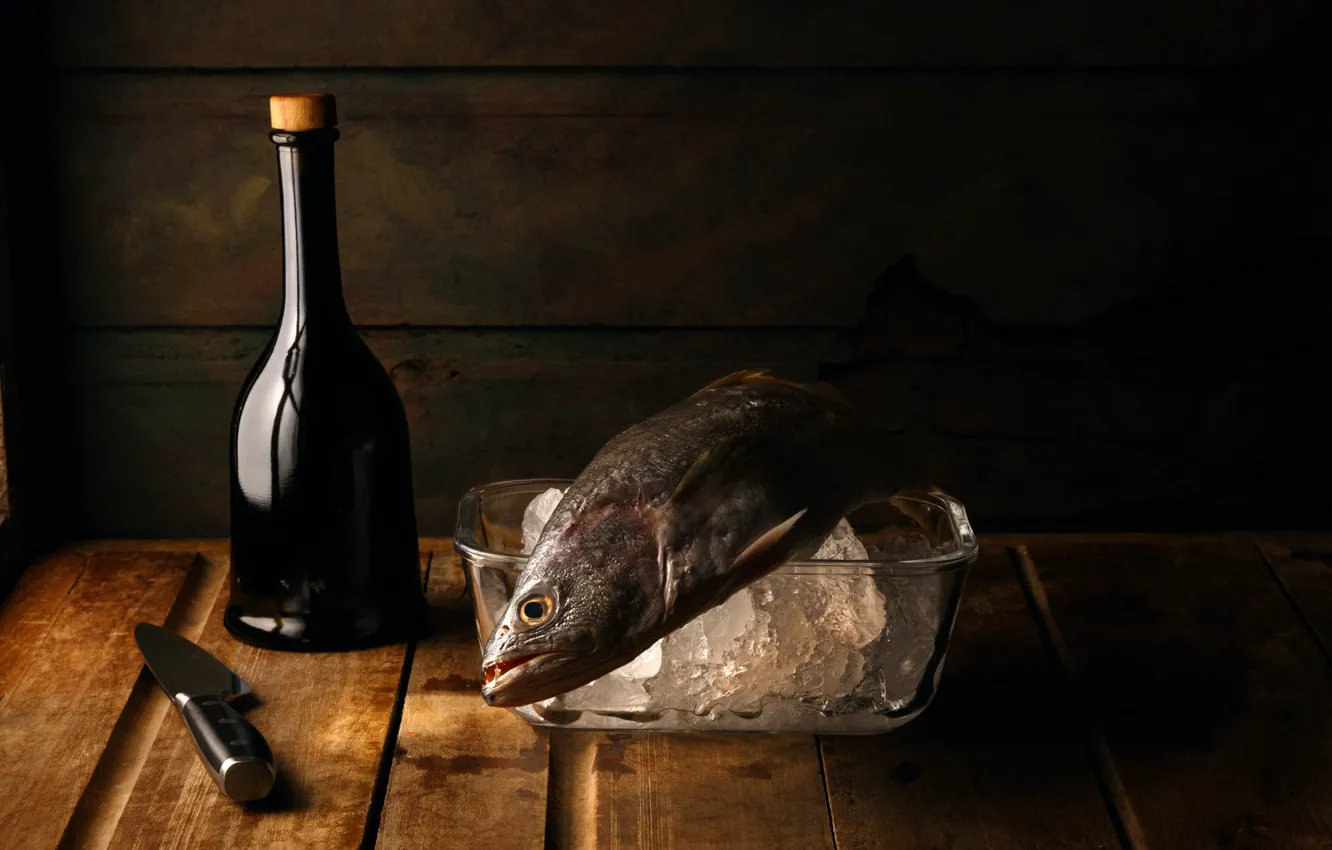 Фото обои стол, бутылка, рыба, нож, натюрморт