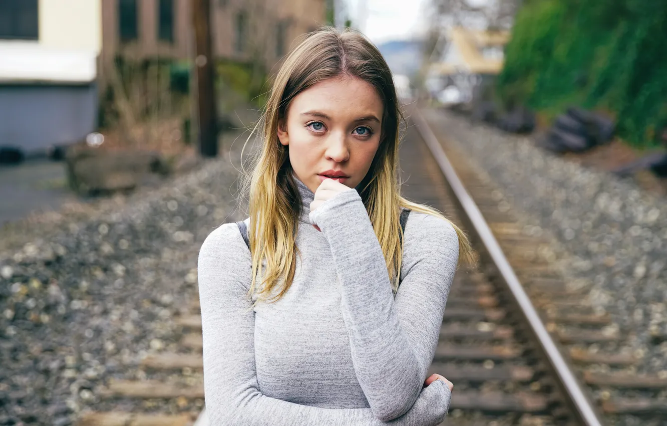 Фото обои взгляд, поза, волосы, рельсы, фигура, актриса, фон улица, Sydney Sweeney