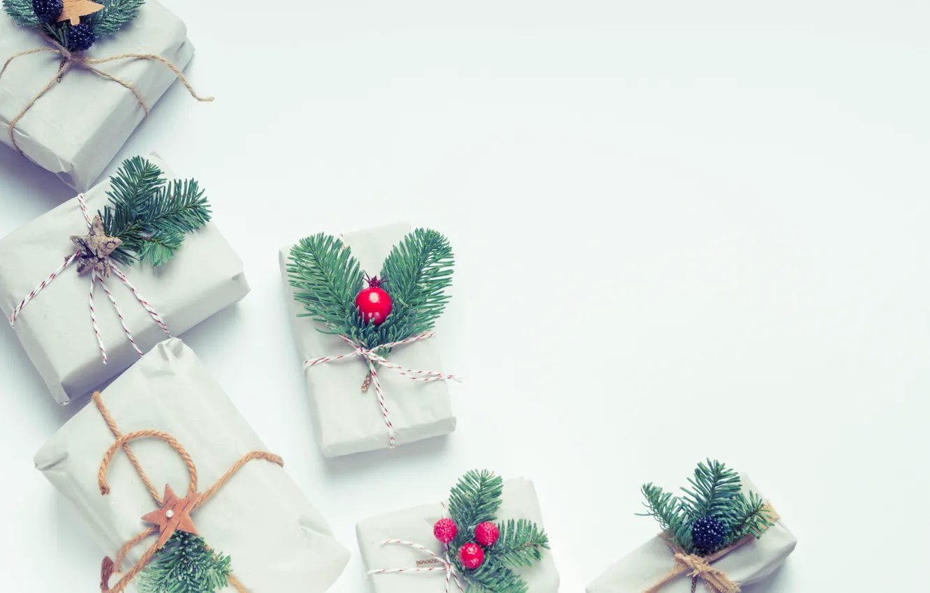 Фото обои зима, праздник, игрушки, Рождество, Новый год, светлый фон, новогодние украшения, коробочки