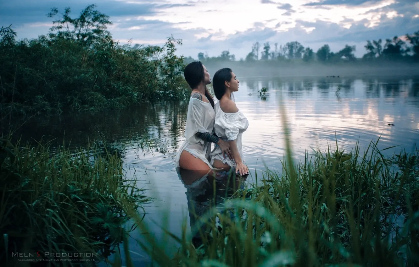 Фото обои трава, озеро, парочка, две девушки, Светлана Иванова, Александр Мельн, Лилия Хромова