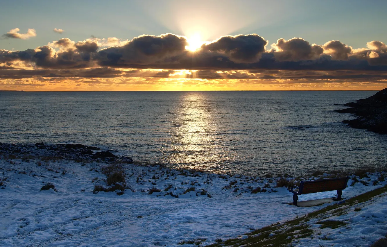 Фото обои зима, море, солнце, закат, скамейка, тучи