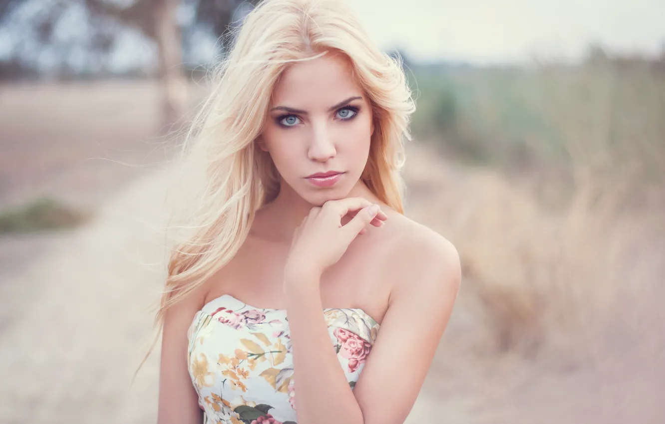 Фото обои дорога, глаза, девушка, губы, плечи, цветами платье