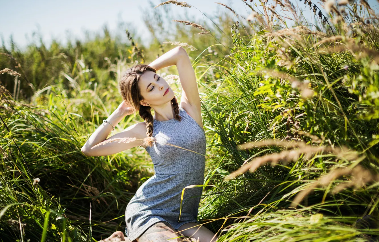 Фото обои поле, лето, трава, девушка, модель, платье, луг, girl