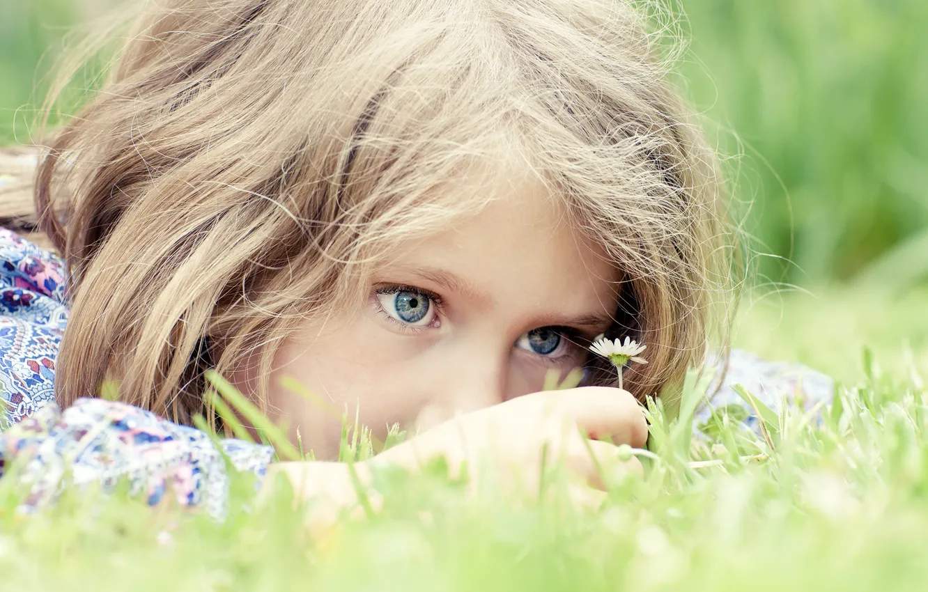 Фото обои трава, радость, цветы, надежда, дети, детство, игра, ребенок