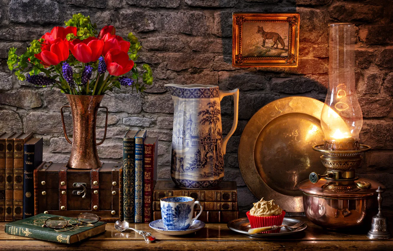 Фото обои цветы, стена, книги, лампа, чашка, тюльпаны, ваза, кувшин