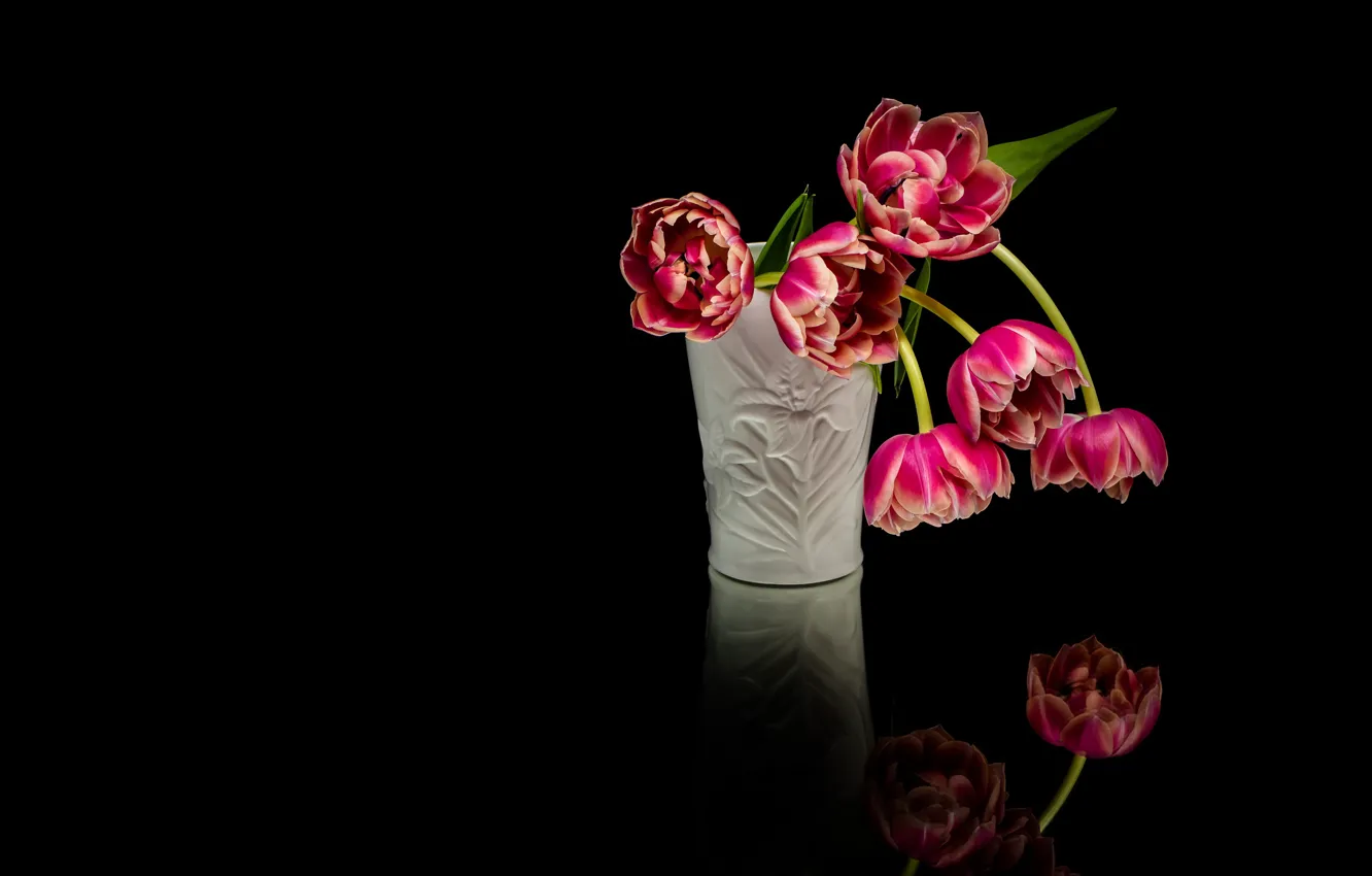 Фото обои цветы, отражение, тюльпаны, красные, ваза, черный фон, композиция