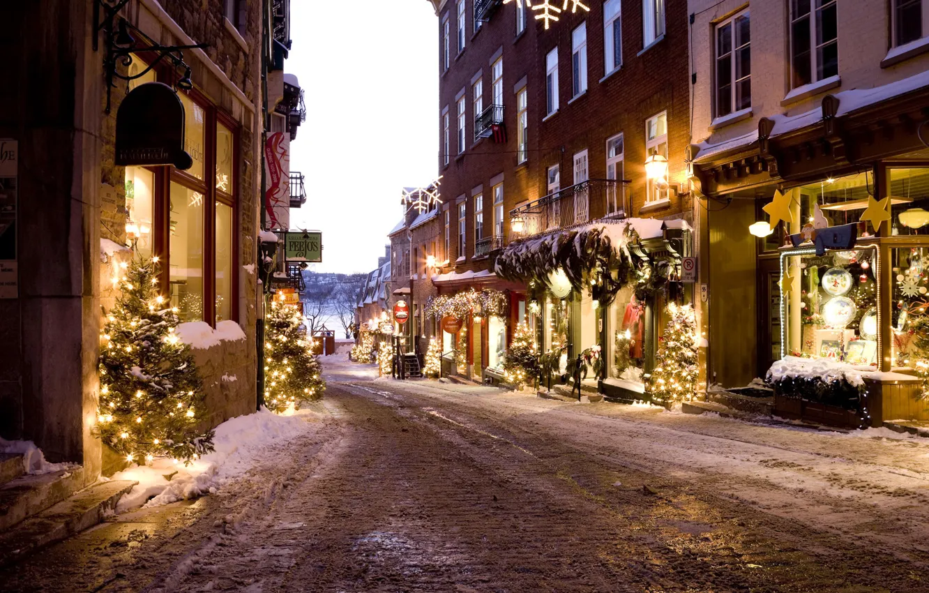 Фото обои зима, дорога, улица, елки, новый год, дома, рождество, переулок