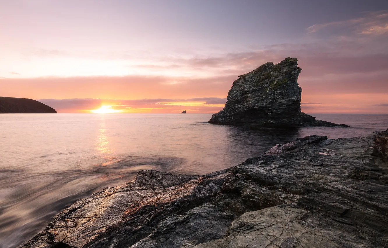 Фото обои море, солнце, облака, скала, скалы, рассвет, берег, даль