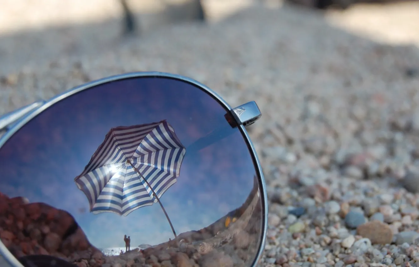 Фото обои песок, камни, зонт, Очки, солнечные