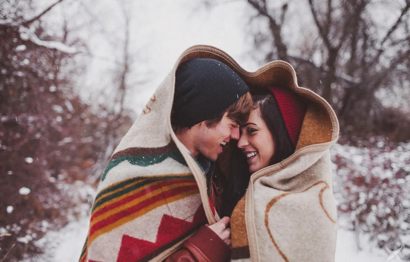 Фото обои холод, зима, девушка, снег, любовь, счастье, парень, улыбки