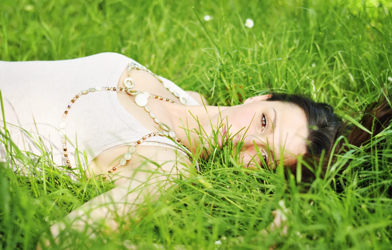 Фото обои лето, трава, взгляд, девушка, лицо, волосы, майка, лежит