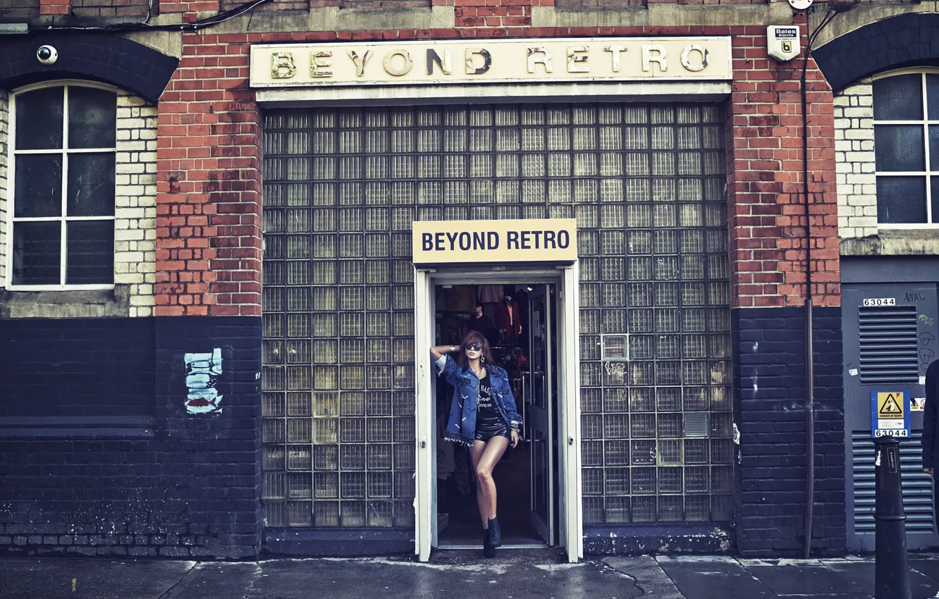 Фото обои девушка, город, музыка, улица, азиатка, London, Южная Корея, K-Pop