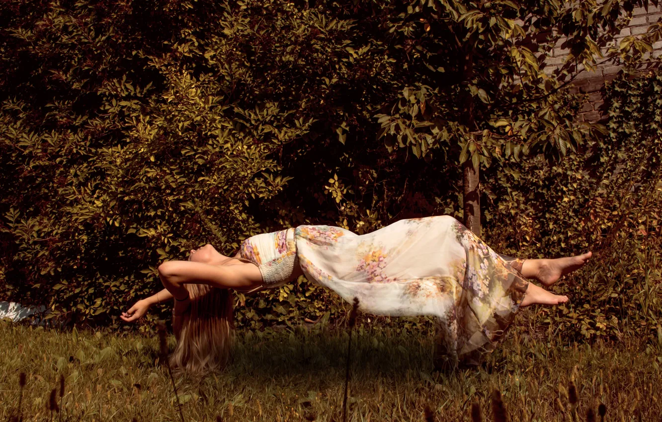 Фото обои girl, dress, backyard, floating, levitating