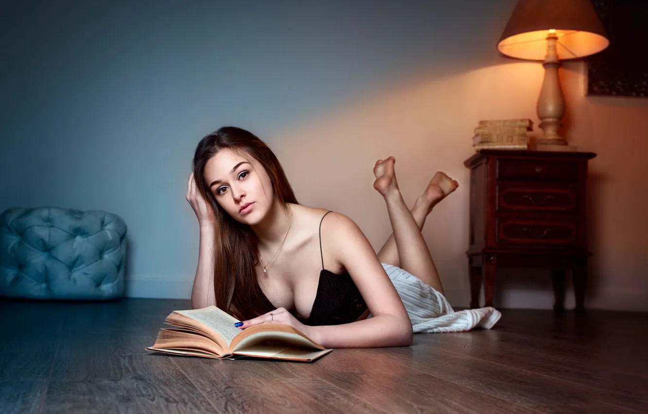 Фото обои декольте, книга, ножки, Daniela, Vasile Tiganas