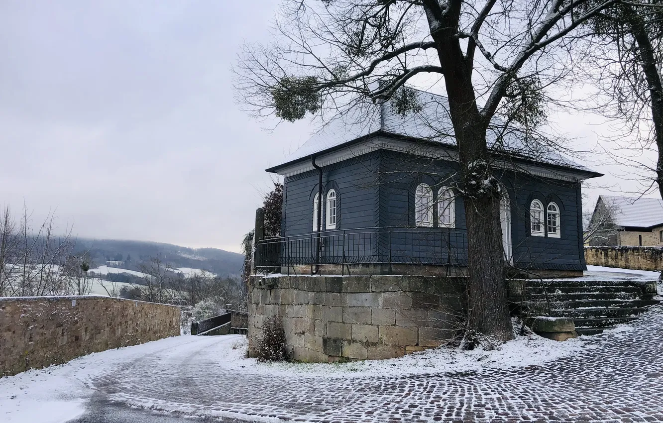 Фото обои дорога, снег, стена, Небо, Зима, Дерево, брусчатка, Дом