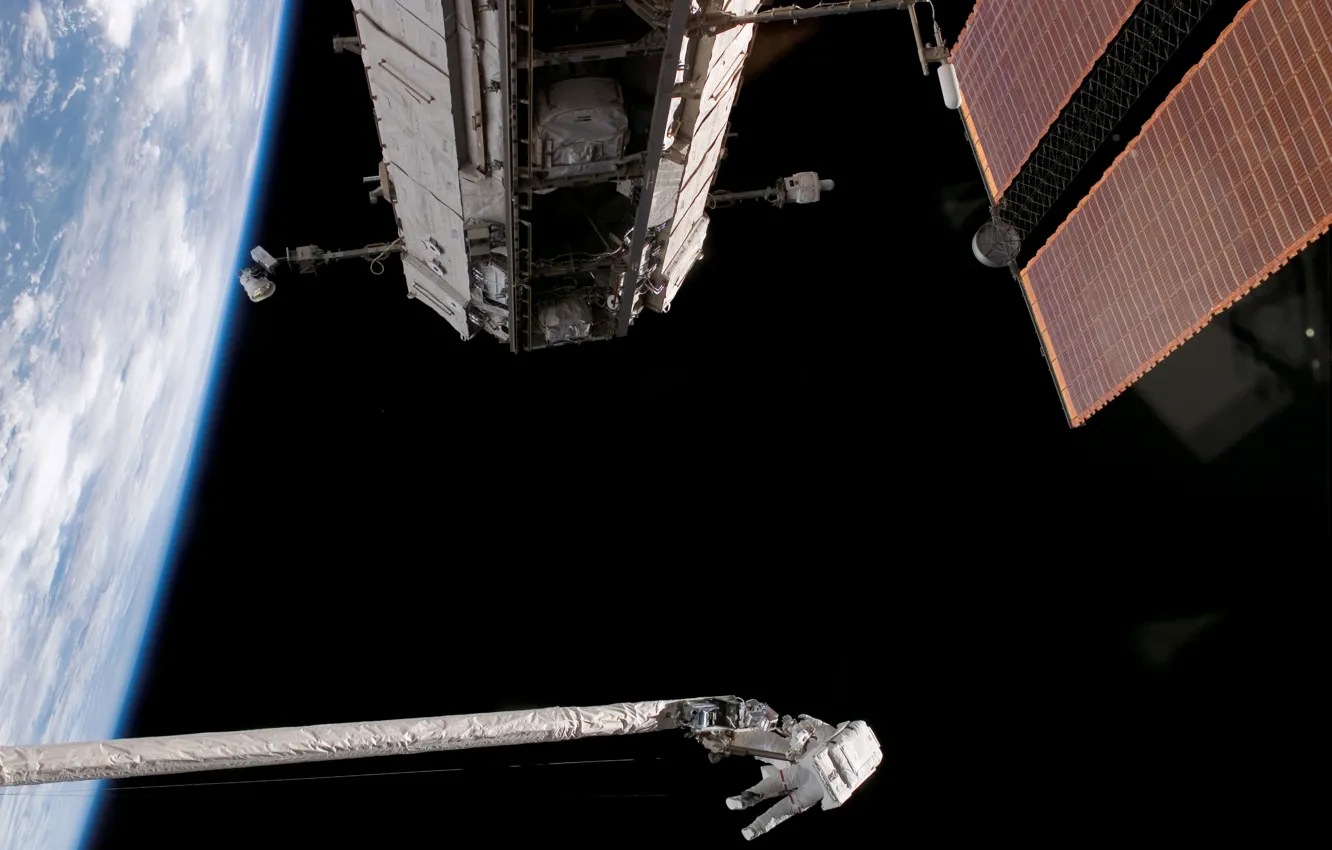 Фото обои космос, космонавты, МКС, солнечные батареи, астронавты, манипулятор