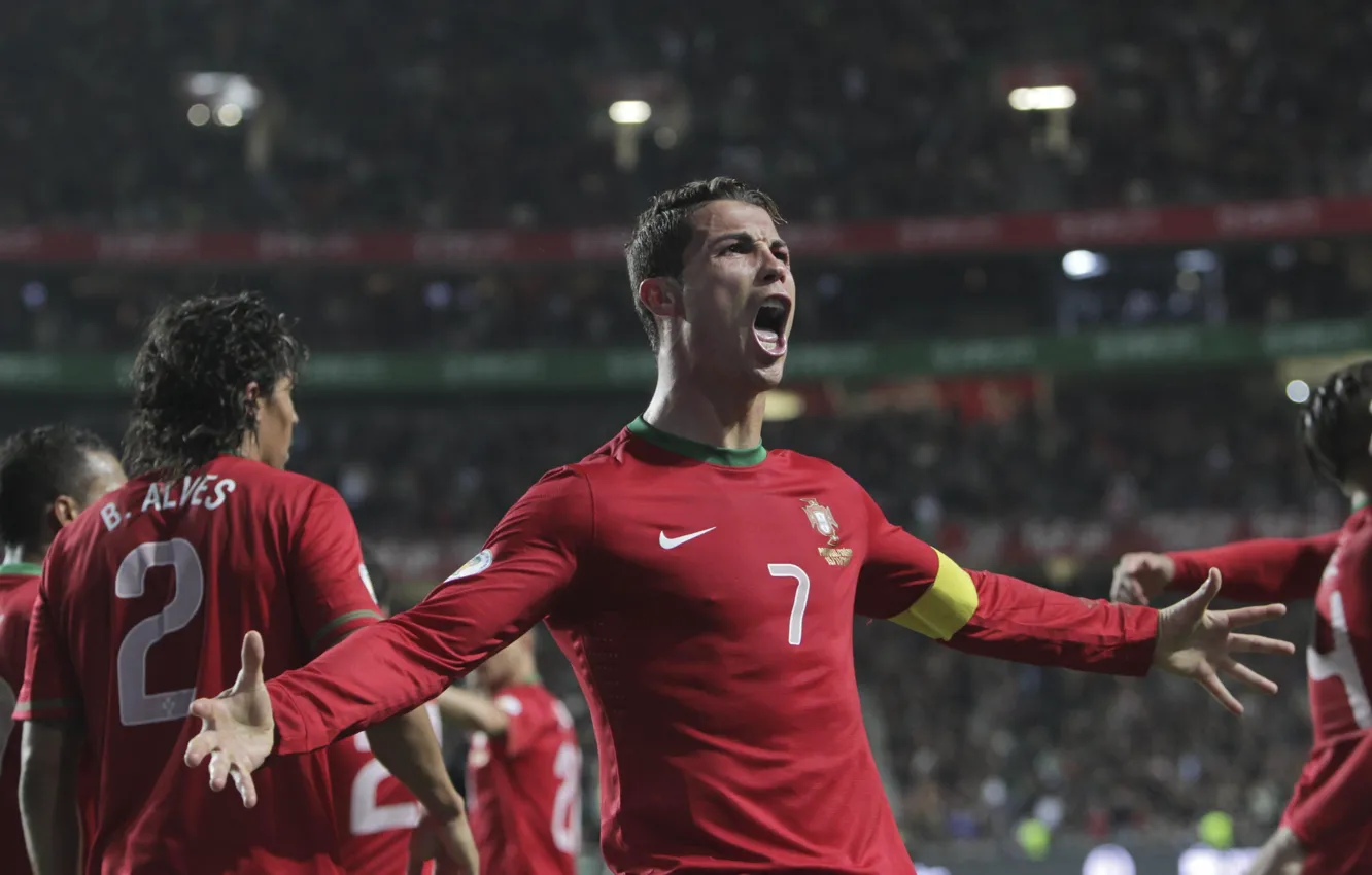 Фото обои футбол, форма, Португалия, Cristiano Ronaldo, футболист, football, игрок, Реал Мадрид