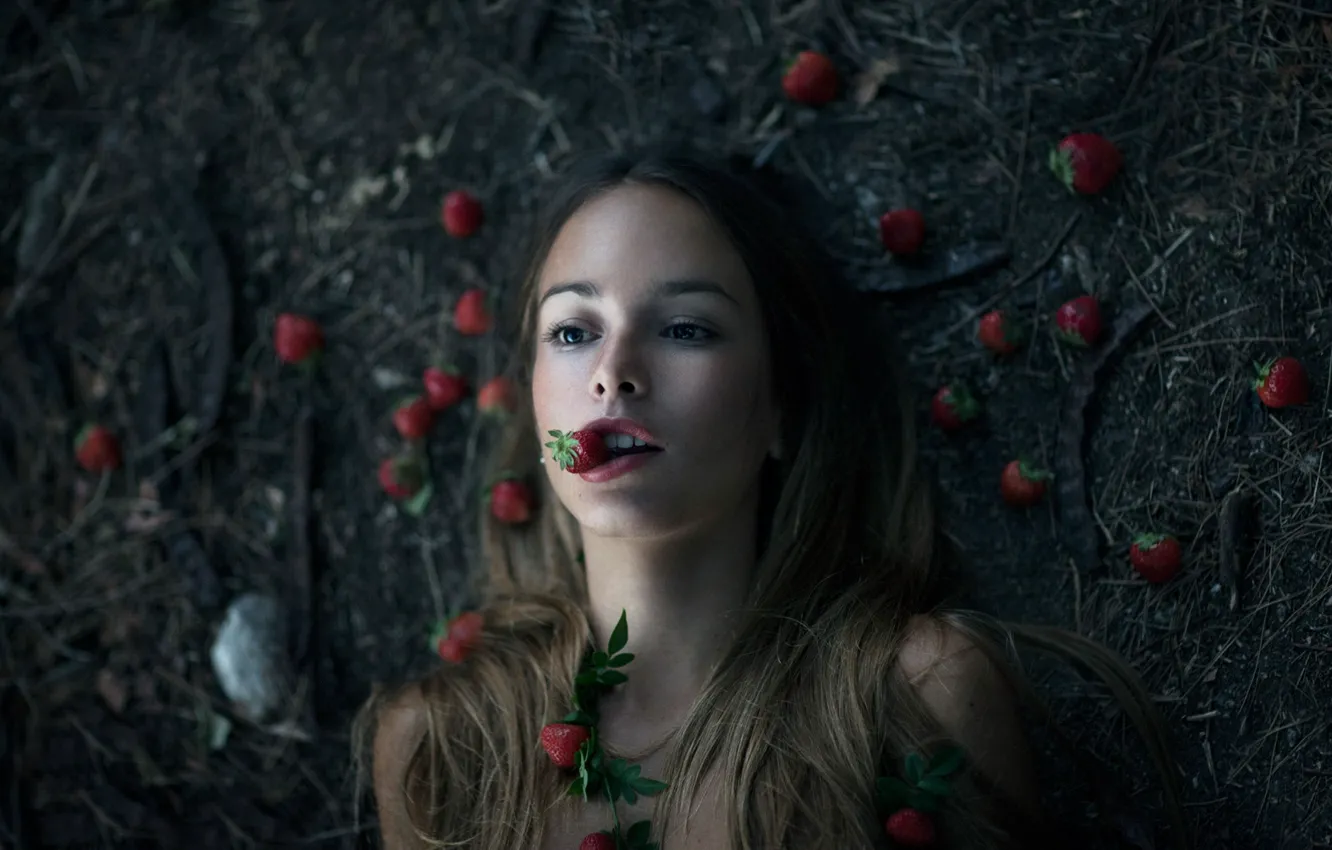 Фото обои девушка, ягоды, фон, земля, клубника