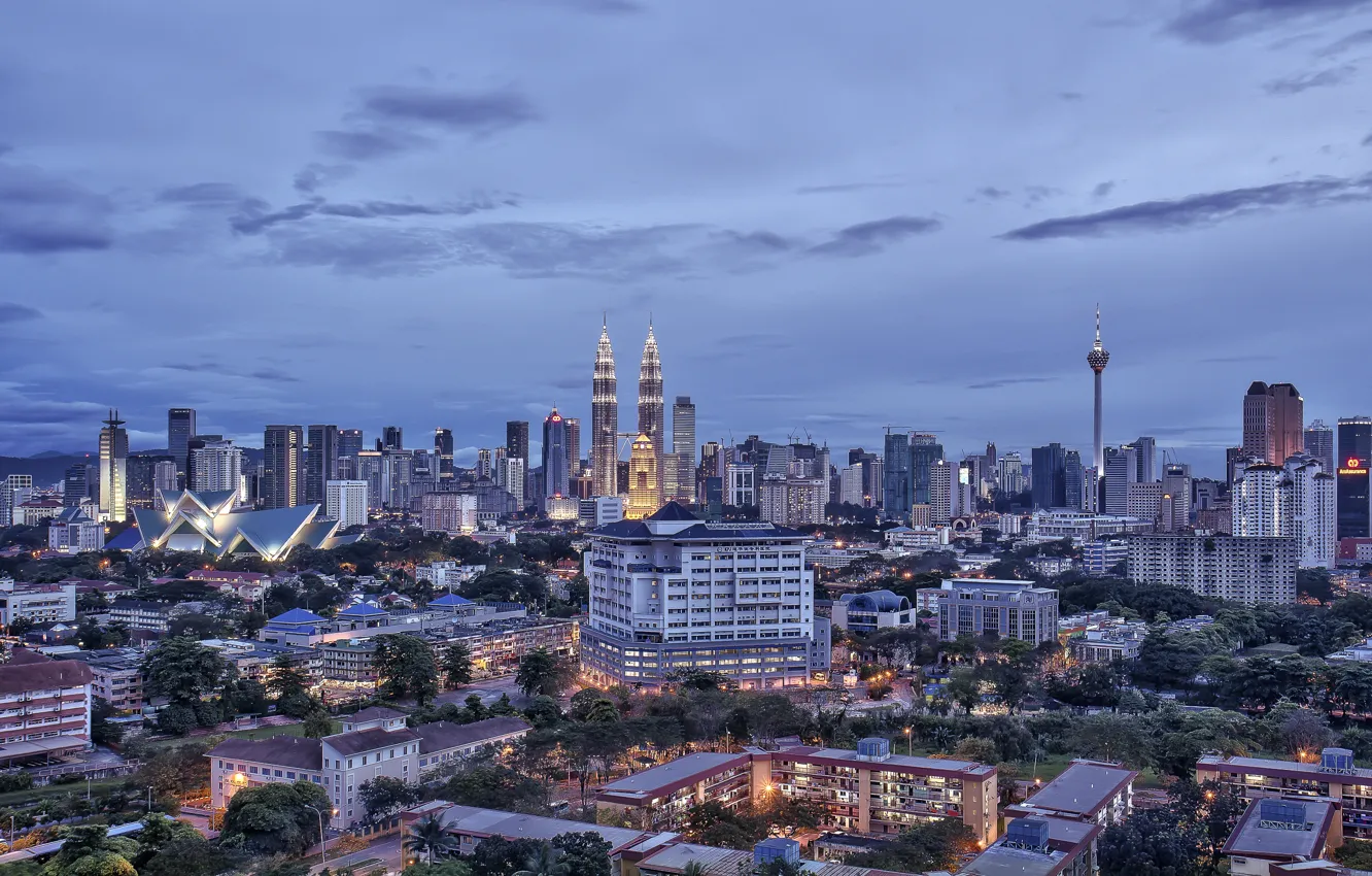 Фото обои небо, тучи, здания, дома, небоскребы, вечер, Малайзия, столица