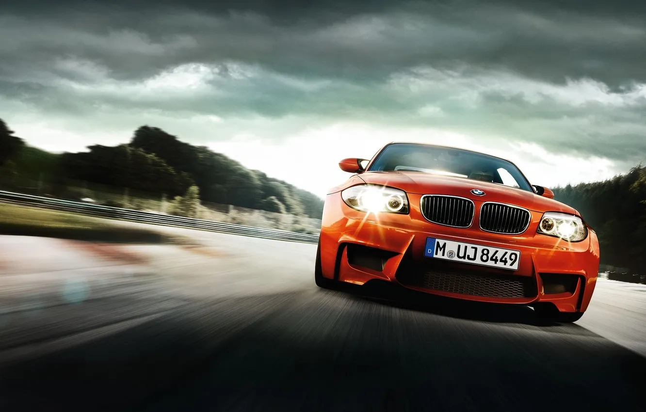 Фото обои дорога, облака, свет, деревья, оранжевый, тучи, фары, bmw