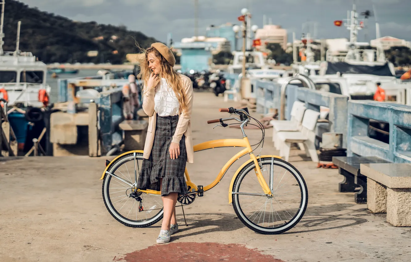 Фото обои девушка, велосипед, улыбка, порт, набережная