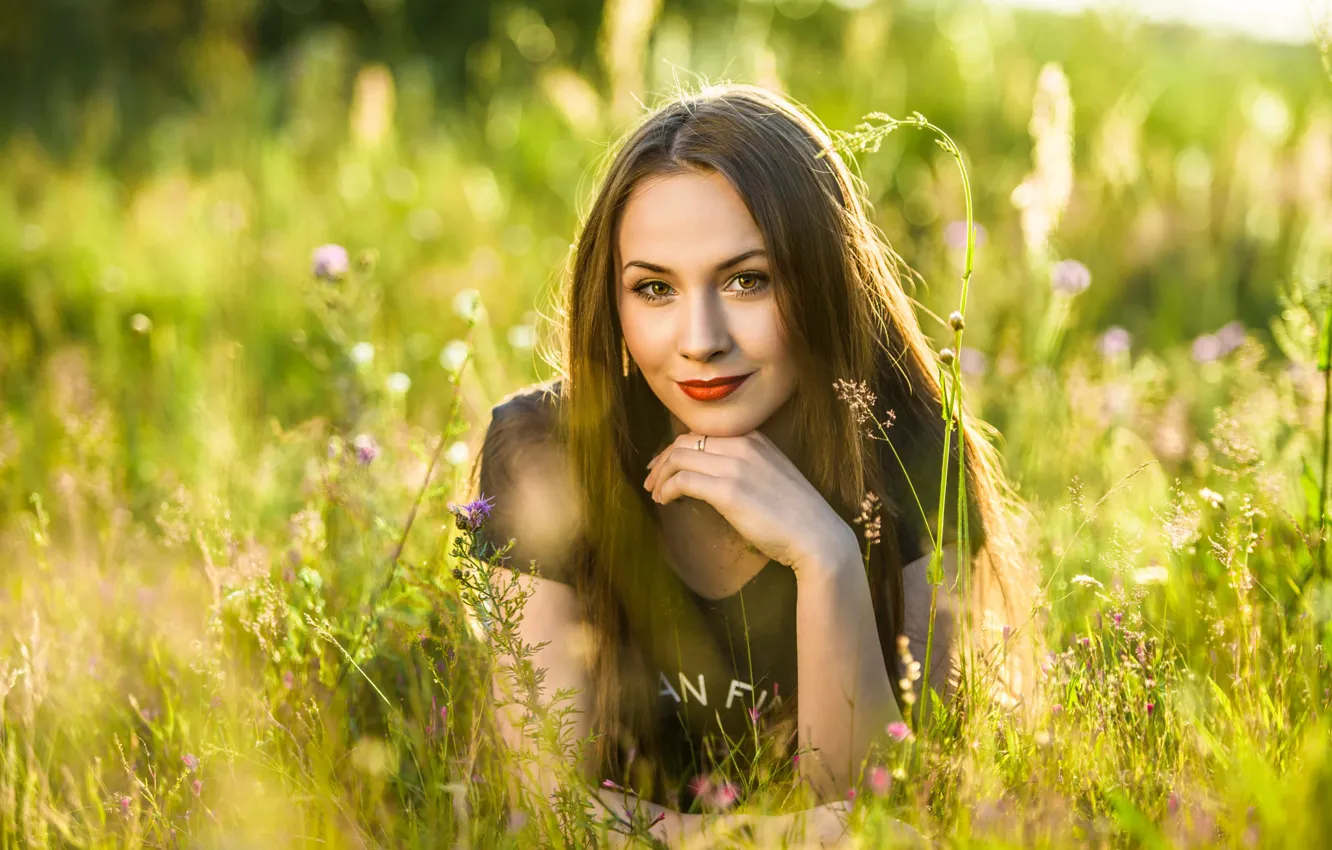 Фото обои зелень, лето, солнце, природа, поза, улыбка, поляна, портрет