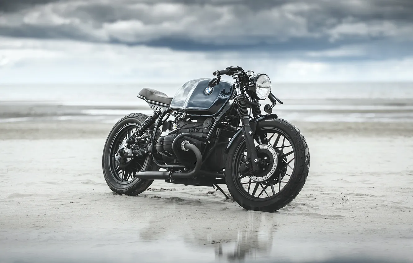 Фото обои песок, небо, облака, BMW, мотоцикл, байк, Custom, Cafe Racer