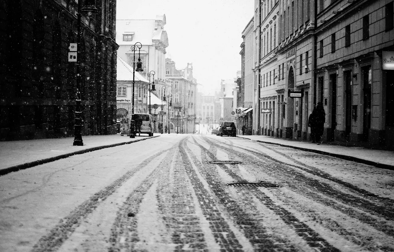 Фото обои зима, дорога, снег, машины, следы, город, люди, улица