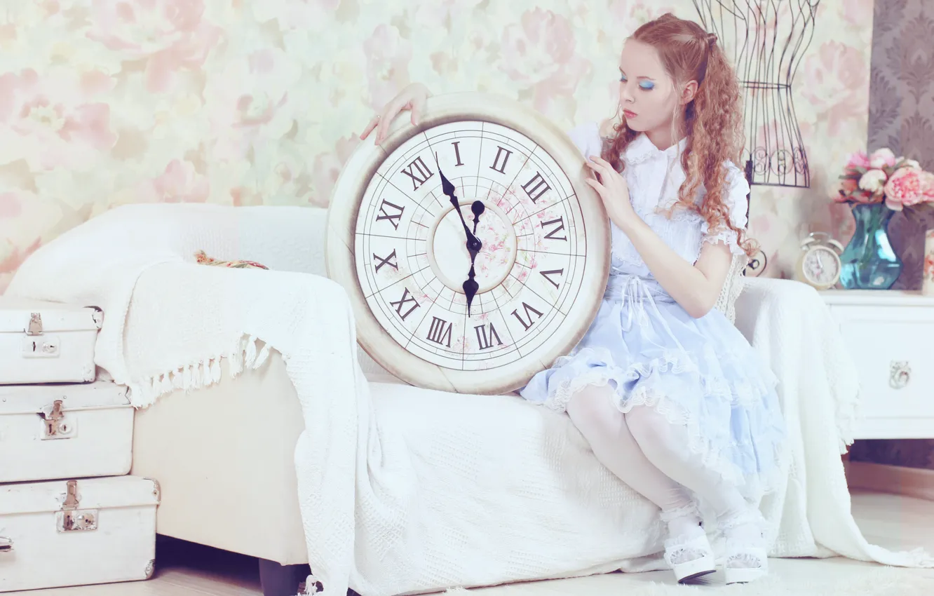 Фото обои диван, часы, Девушка, платье, girl, art, costume