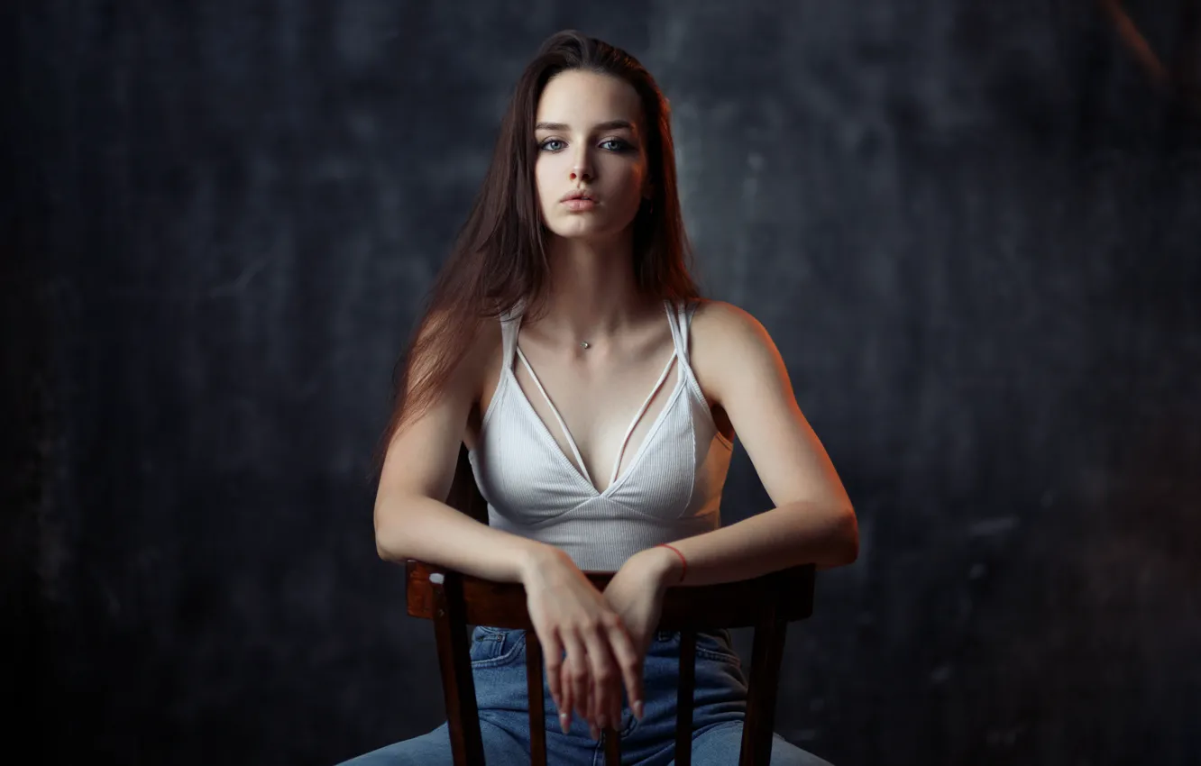 Фото обои brunette, Girl sitting on chair, aqua eyes woman