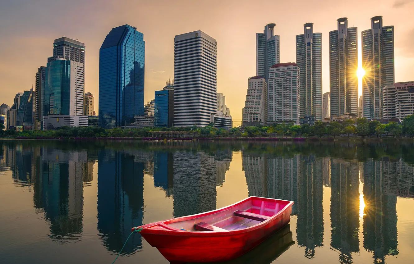 Фото обои город, река, лодка, здания, утро