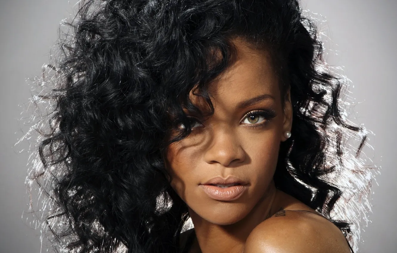 Фото обои глаза, взгляд, фон, волосы, певица, Rihanna, кудри