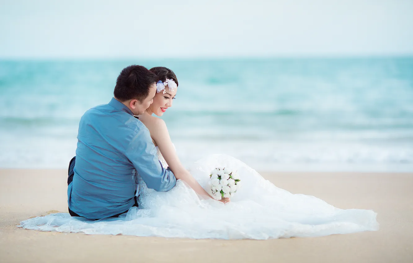 Фото обои море, пляж, букет, горизонт, пара, невеста, свадьба, жених