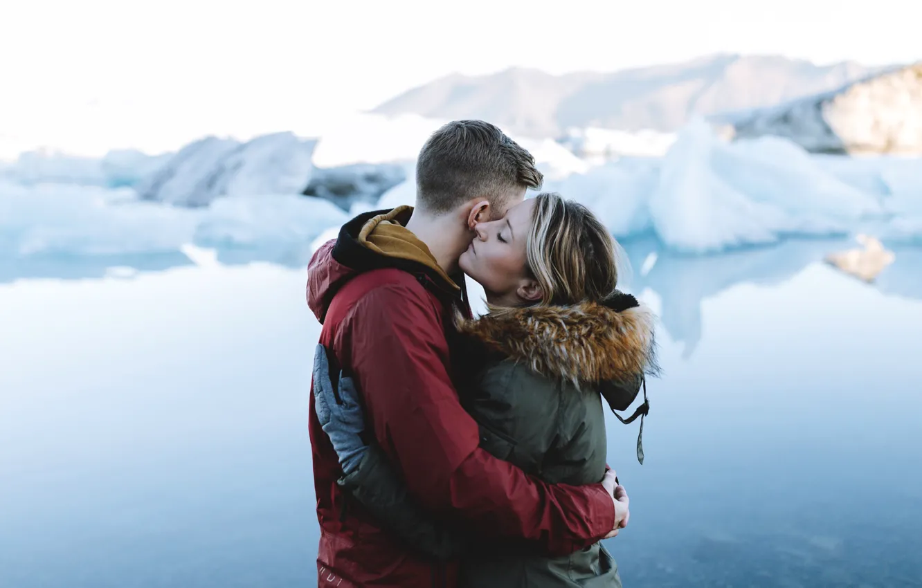 Фото обои зима, девушка, озеро, объятия, куртка, мужчина, влюбленные