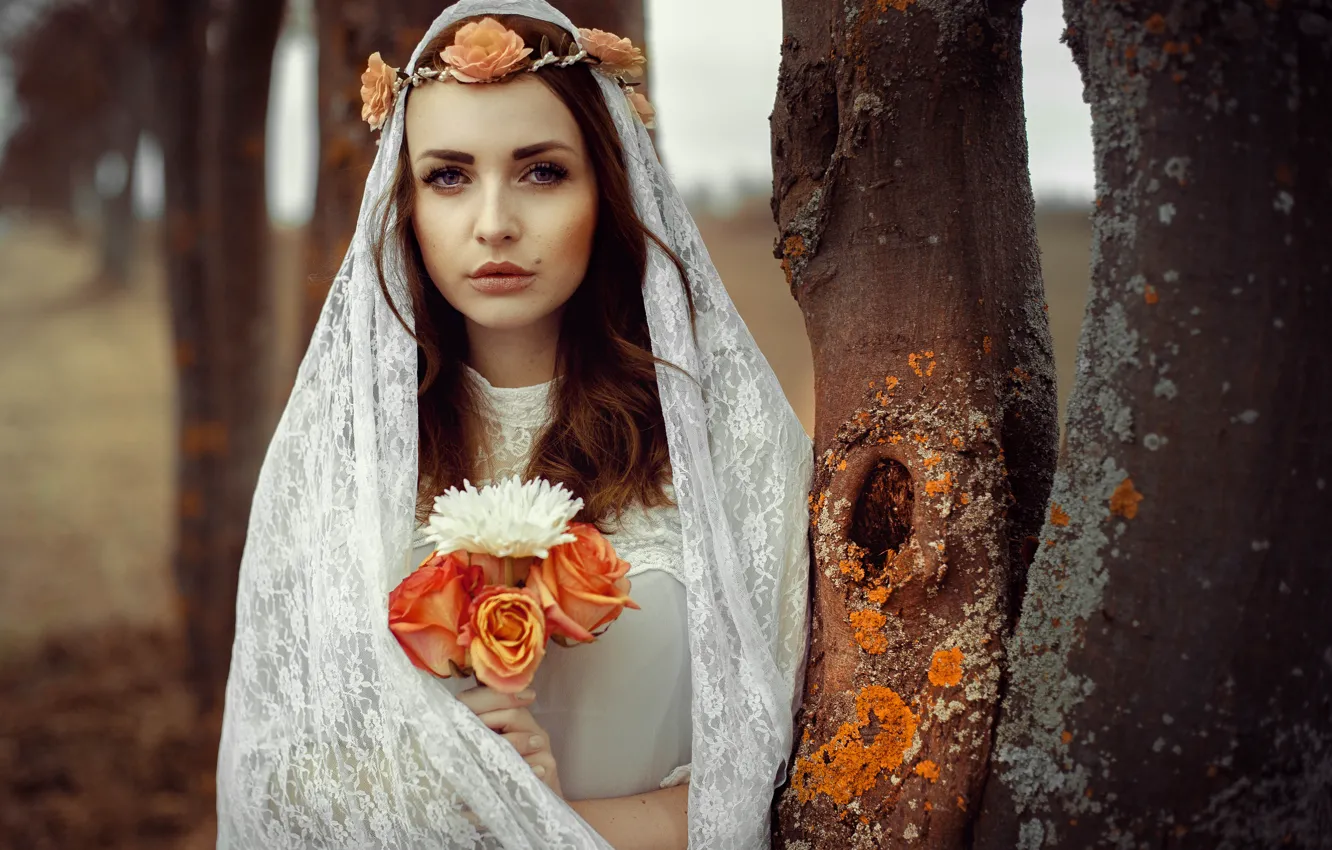 Фото обои взгляд, девушка, цветы, фон, букет, губы, ткань, шатенка