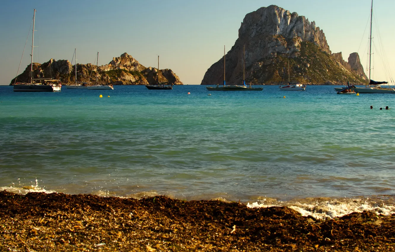 Фото обои море, солнце, скалы, берег, яхты, Испания, Ibiza