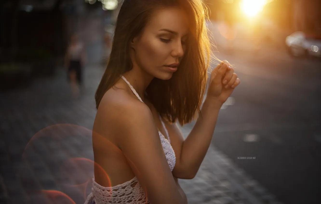 Фото обои дорога, девушка, солнце, город, поза, модель, портрет, макияж