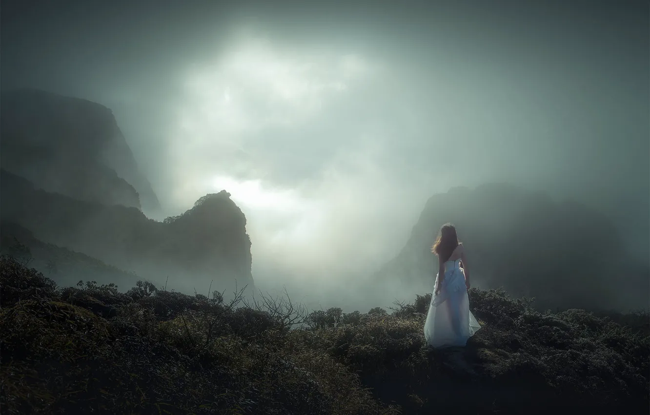 Фото обои девушка, облака, горы, туман, обрыв, настроение, скалы, романтика