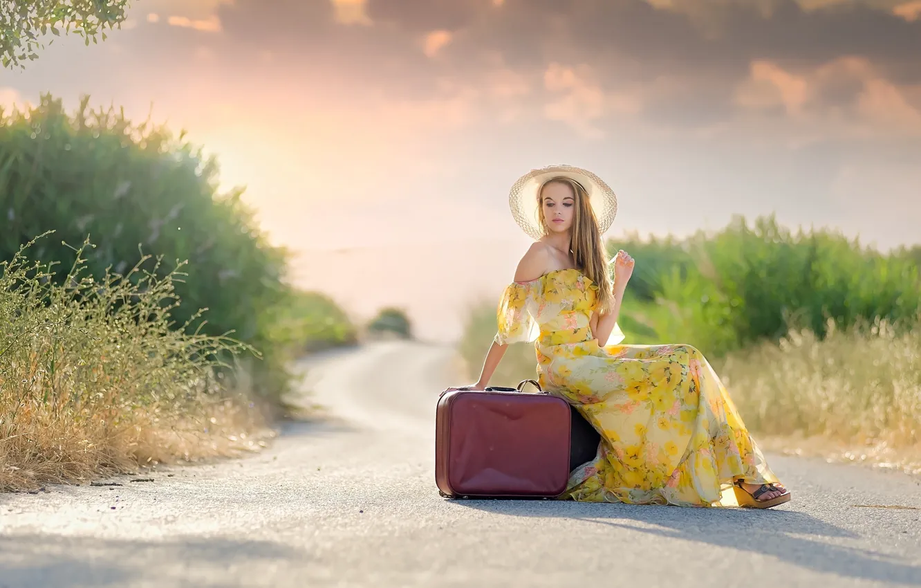Фото обои дорога, девушка, шляпа, платье, чемоданы, Joana