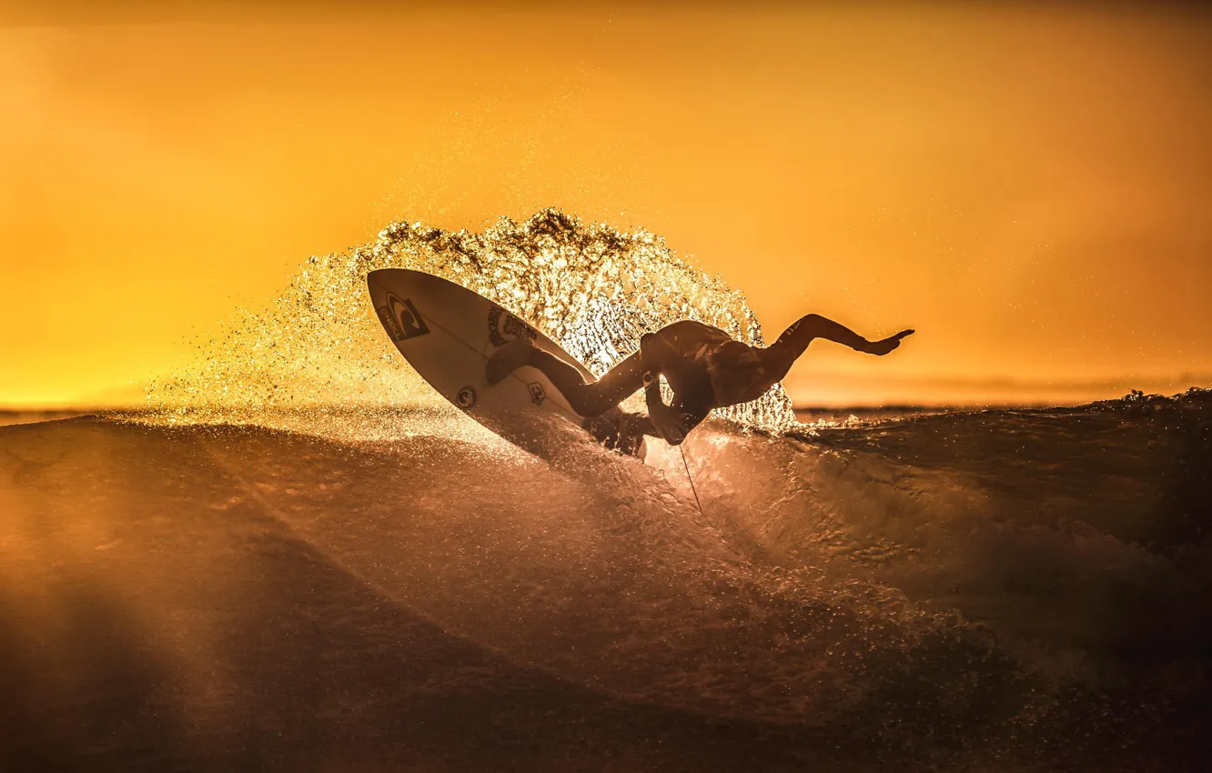 Фото обои закат, брызги, океан, спорт, волна, спортсмен, серфинг, момент